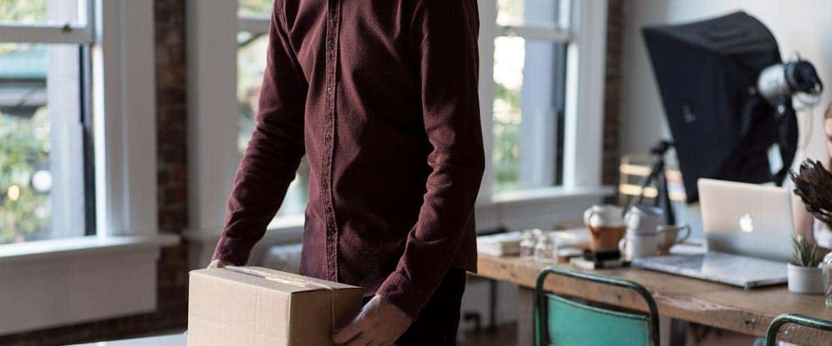 宅配用の荷物を運ぶ様子(イメージ)