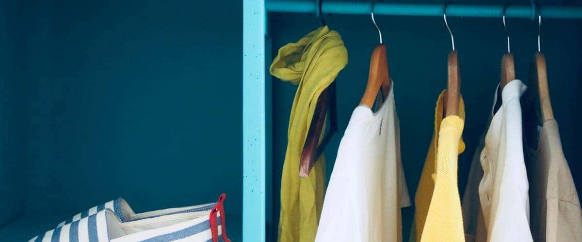 片付け中のクローゼット(イメージ写真)