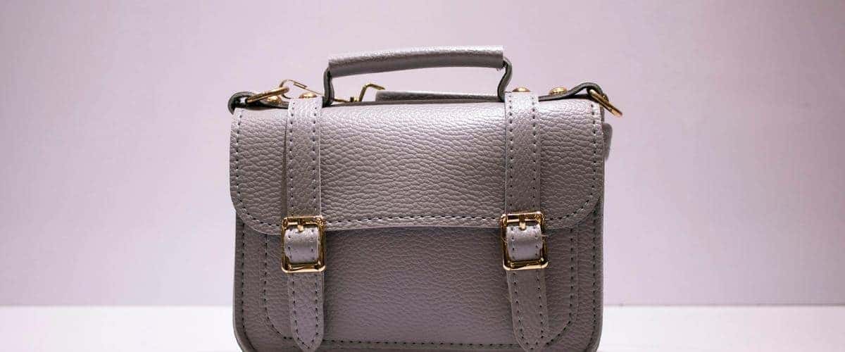 グレーの革のバッグ(イメージ写真。特定のモデルではありません)
