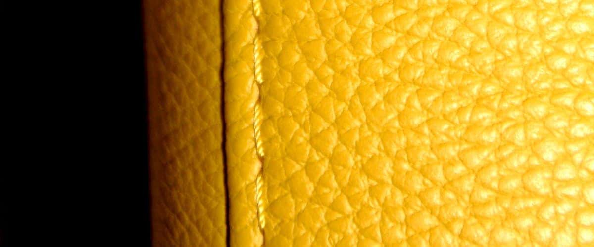 マスタード系の革のテクスチャー(イメージ写真。特定のモデルではありません)